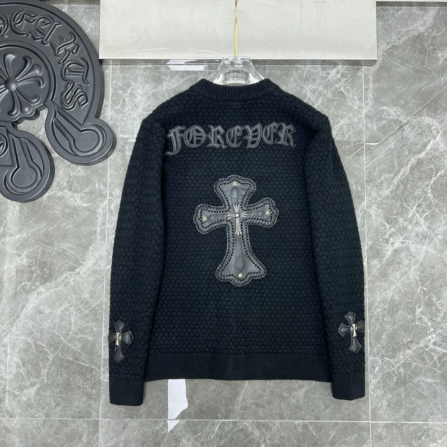 P300 Chrome Hearts 🍁Sweater series🍁 Autumn and winter Sanskrit cross V-neck cardigan sweater Selected high-quality wool blended knitted high-weight fabrics Heavy cross sheepskin leather crafts Customized silver-proof buckle ➕Three-dimensional Sanskrit embroidery Non-market ordinary version 🏷Three standards complete🏷 🌈Recommended colors: black white gray🌈